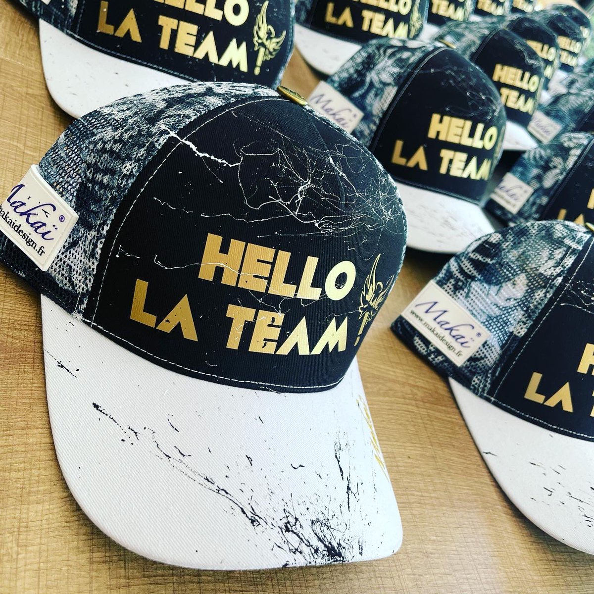 MakaiDesign's tweet photo. ♥️ New Collab entre « Hello la Team » x MAKAÏ ♥️ @LittleAngel84X 

2 Éditions Ultra Limitées disponibles sur -> https://t.co/tUf5MWsCh5 

#hellolateam
#littleangel84 #casquette #madeinfrance #makaï https://t.co/L18HRU2Q6I