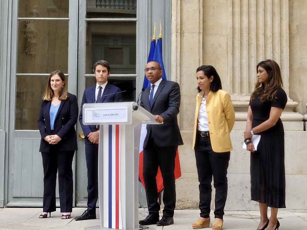 Honorée de poursuivre mon action au <a href="/gouvernementFR/">Gouvernement</a> aux côtés d’<a href="/olivierdussopt/">Olivier Dussopt</a> et de <a href="/GabrielAttal/">Gabriel Attal</a>.

Merci cher <a href="/PapNdiaye/">Pap Ndiaye</a> pour cette année et notre travail sur la réforme des lycées professionnels.
