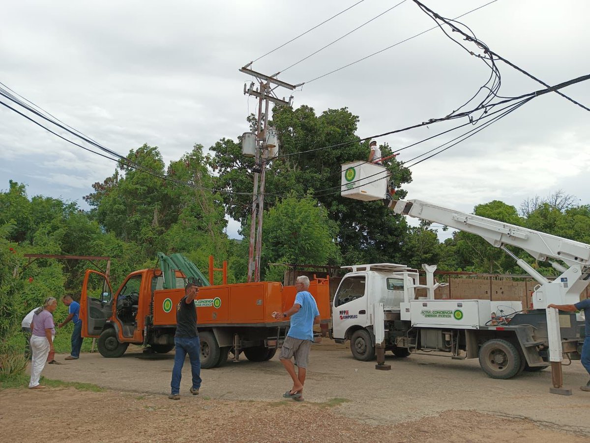 AlcalGMarcano's tweet photo. #Gestión Seguimos atendiendo y mejorando los servicios para el pueblo marcanense, gracias al Pdte. @NicolasMaduro y al alcalde Yul Armas. En esta oportunidad cuadrillas de @AlcalGMarcano y #Corpelec colocaron un transformador de 50Kva en la comunidad Las Cabreras. @NestorLReverol https://t.co/smC15j94sL