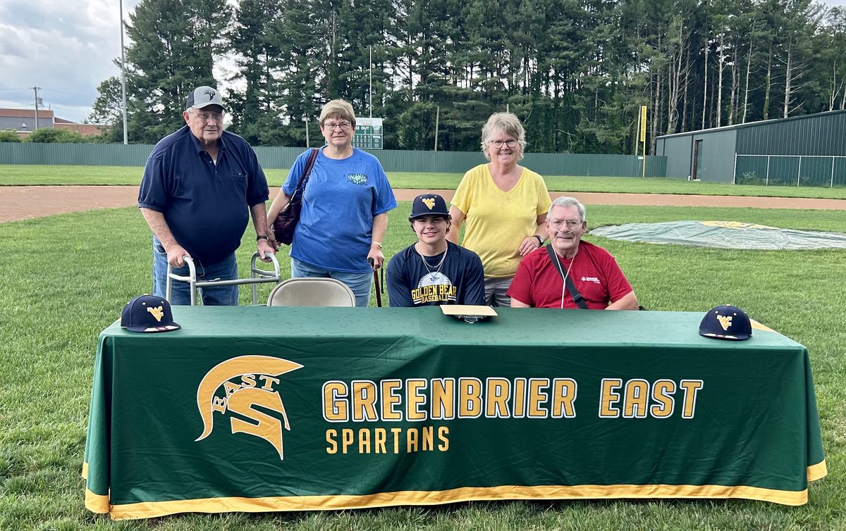 sddsports's tweet photo. Greenbrier East baseball second-team all-state infielder Darris Boswell signed to continue his career and education at WVU Tech Wednesday in a ceremony at Spartan Yards in Fairlea. Pics per coach Cory Mann.
#wvprepbase https://t.co/k7n9xArfMg