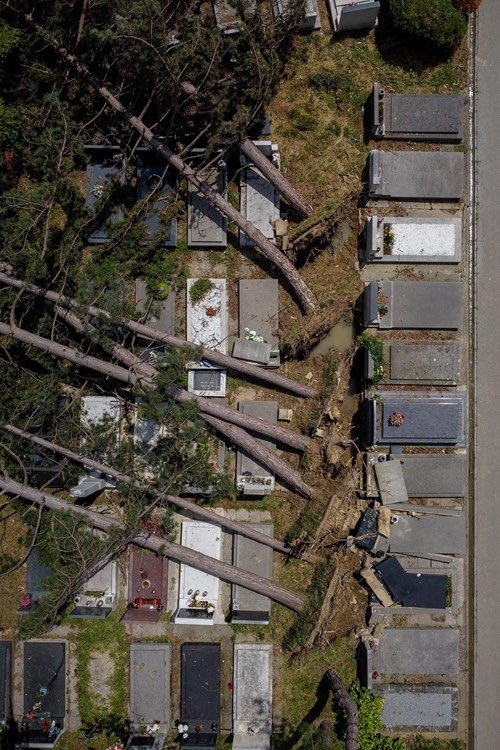 MarioCgn's tweet photo. Gestern gab es in Kroatien Unwetter mit Windgeschwindigkeiten bis zu 180km/h. Vier Menschen sind gestorben. Allein auf dem Hauptfriedhof Mirogoj sollen mehrere Hundert Bäume umgefallen sein. Dank wiss. Arbeit u.A. @FrediOtto können wir die Ursachen gut zuordnen. #ClimateEmergency https://t.co/eRr3dzFWpD