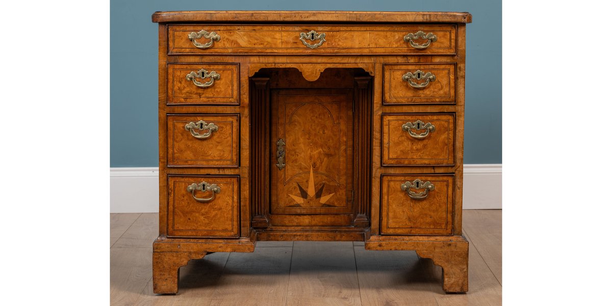 A striking George I burr elm knee hole desk (lot 470) was just one of many lots that outperformed at this week’s Abingdon House &amp; Garden Sale, selling to a telephone bidder for £4300. bit.ly/3OkLUc2 

#buyatauction #homeinspiration #homedecor #houseandgardenuk #Abingdon