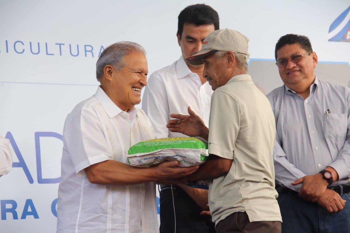 JoseValdezSV's tweet image. Mauricio Funes y Sánchez Ceren permitieron que se perdieran 30mil quintales de maíz y frijol, antes que dárselo a los agricultores salvadoreños.

Con que cara vienen a hablarnos de “trabajar a favor de las mayorías”