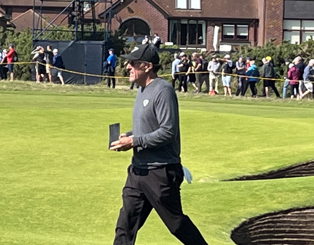 The bold Phil smirking away mere moments after he rattled one off Morikawa’s shins at the 4th. https://t.co/Udkwa9u1Ml