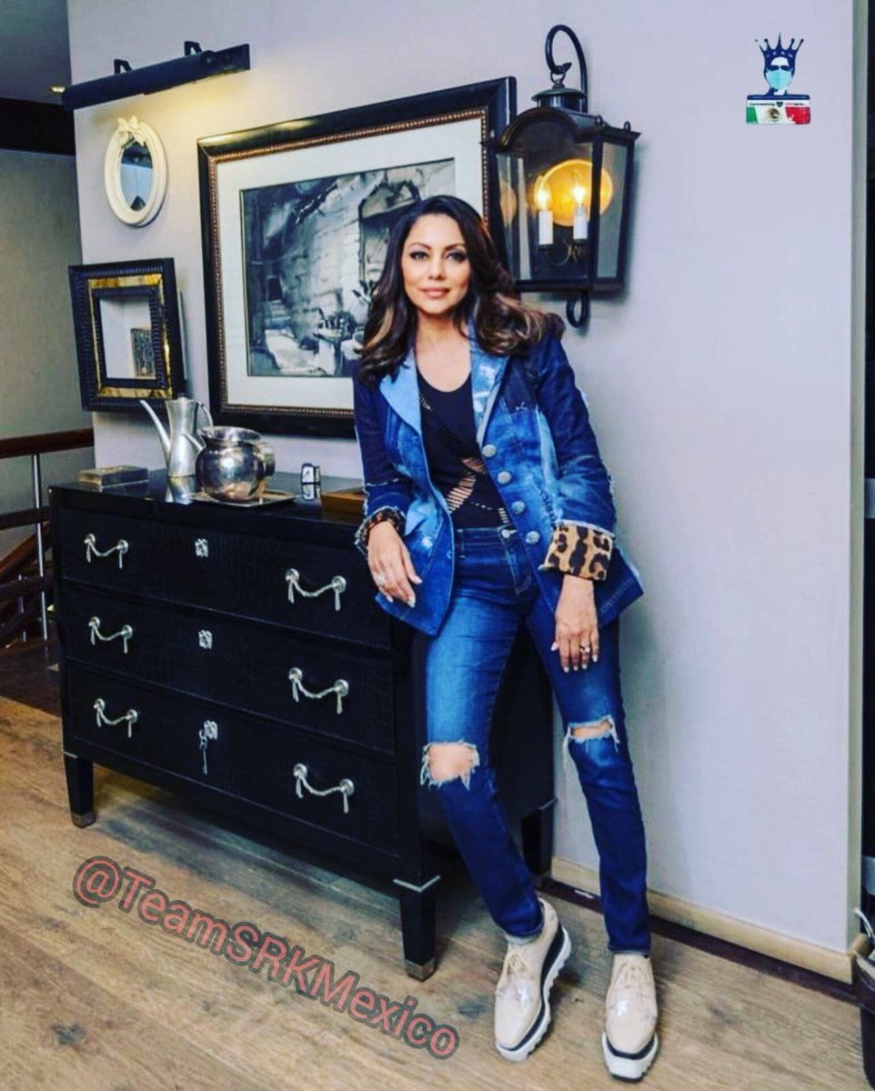 teamsrkmexico's tweet photo. Un hogar es un lugar en el que realmente podemos ser nosotros mismos y cómo está diseñado dice mucho.
Para conocer mis pensamientos sobre el diseño, escoja mi libro de mesa de café #MyLifeInDesign
@gaurikhan
@PenguinIndia
@iamsrk
@teamsrkfc https://t.co/vQGqIK2pR5