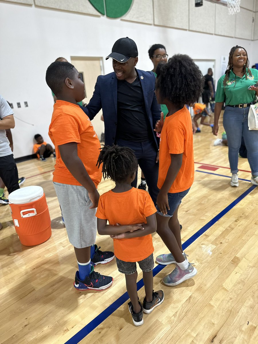RLStephens3_'s tweet photo. Excited to be at SEEK's 9th annual 'Kids Get Hip & Fit Fair,' where community spirit and healthy living come together! Always inspired by the incredible work they do for the children, making a positive impact one step at a time. #WeAreMiamiGardens #SEEKCommunity #KidsGetHipAndFit https://t.co/A1BHxE7Y9o