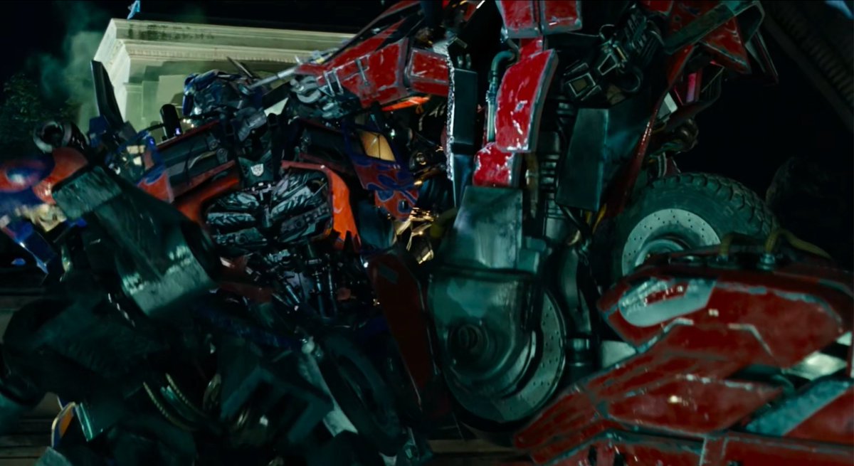 Light0frob0ts's tweet photo. I'm rewatching DOTM and noticed Sentinel straight up CHOKING Optimus??? Eyo??? https://t.co/V30kOXkw2z