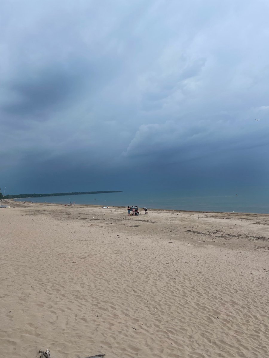 StormTrackMurph's tweet photo. Getting dark along Lake Huron (Ipperwash). Still some dumb-dumbs swimming 🙄 #ONStorm @StormhunterTWN @CAlexMasse @alluringstorms @tempesthunterph @ONwxchaser https://t.co/7bK0cjseaq