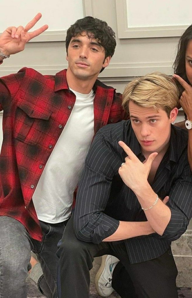 famefuckvr's tweet photo. their bromance is everything to me 
nick and taylor bromance appreciation post🥰🫶 https://t.co/r08IssjBW6