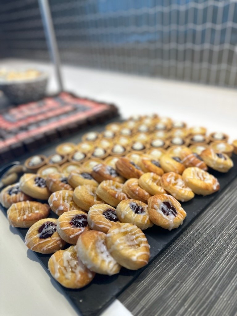 Bonjour à tous! We are celebrating French American Day at the Polaris lounge in Houston with petit fours, tarts, danishes, and of course, champagne! 🍾 #IAHPolaris @jacquikey @KevinMortimer29 @Tobyatunited @RMcNuttUA @BocchettoAdam @ScottCrysel @united