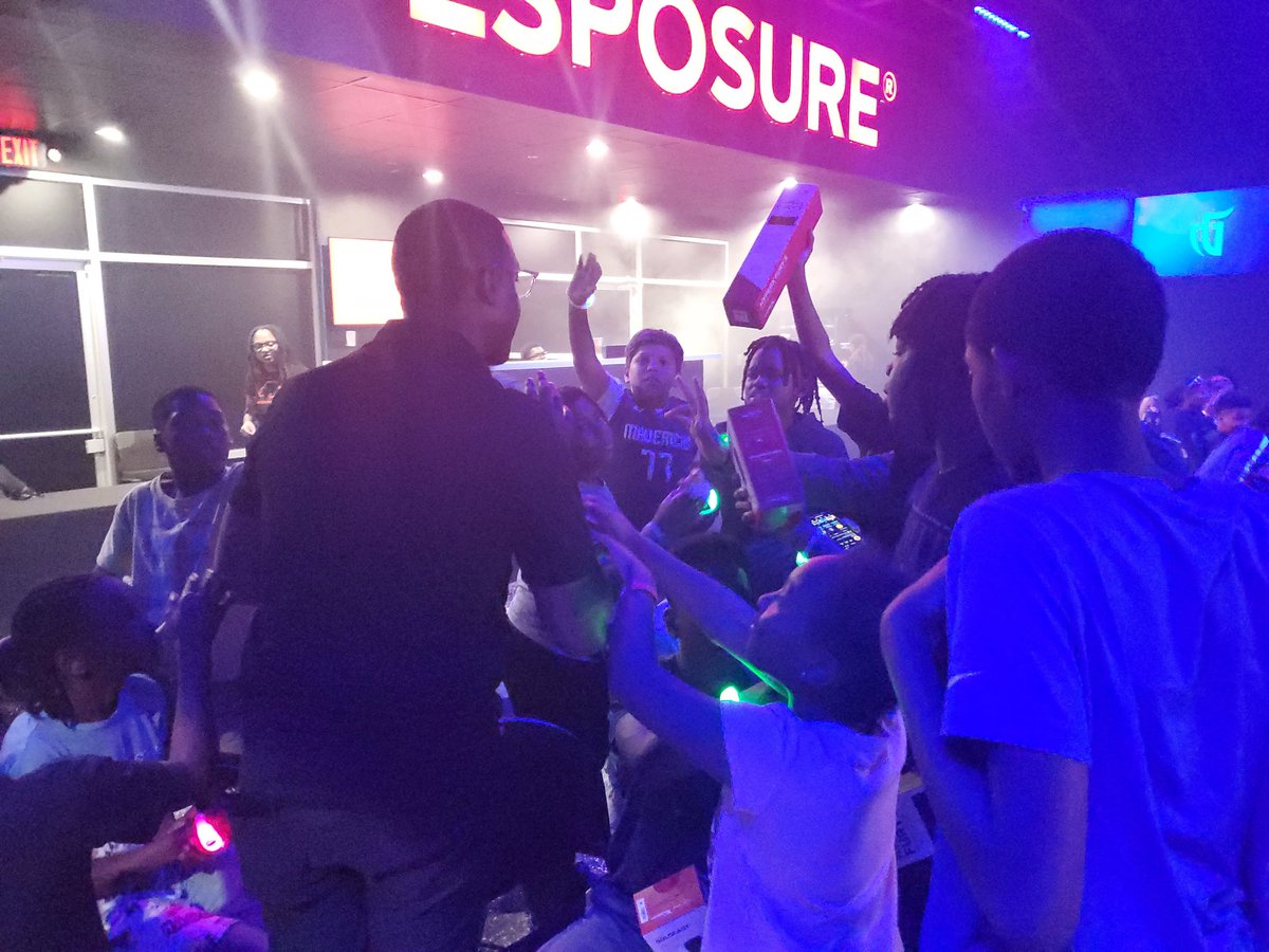 <a href="/DmartinGG/">Danny Martin</a> giving out <a href="/HyperX/">HyperX</a> gaming equipment to the students of <a href="/CityDuncanville/">City of Duncanville</a> !!!!