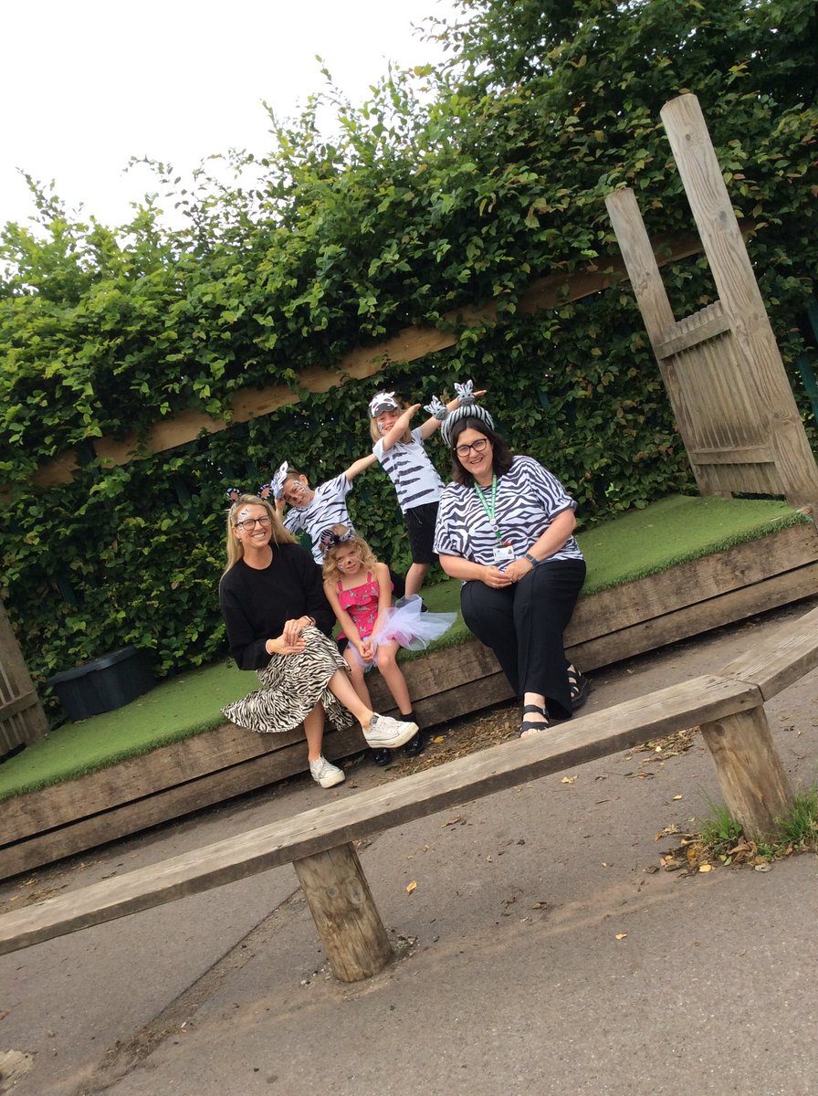 HazelClass_RE's tweet image. Our amazing costumes!