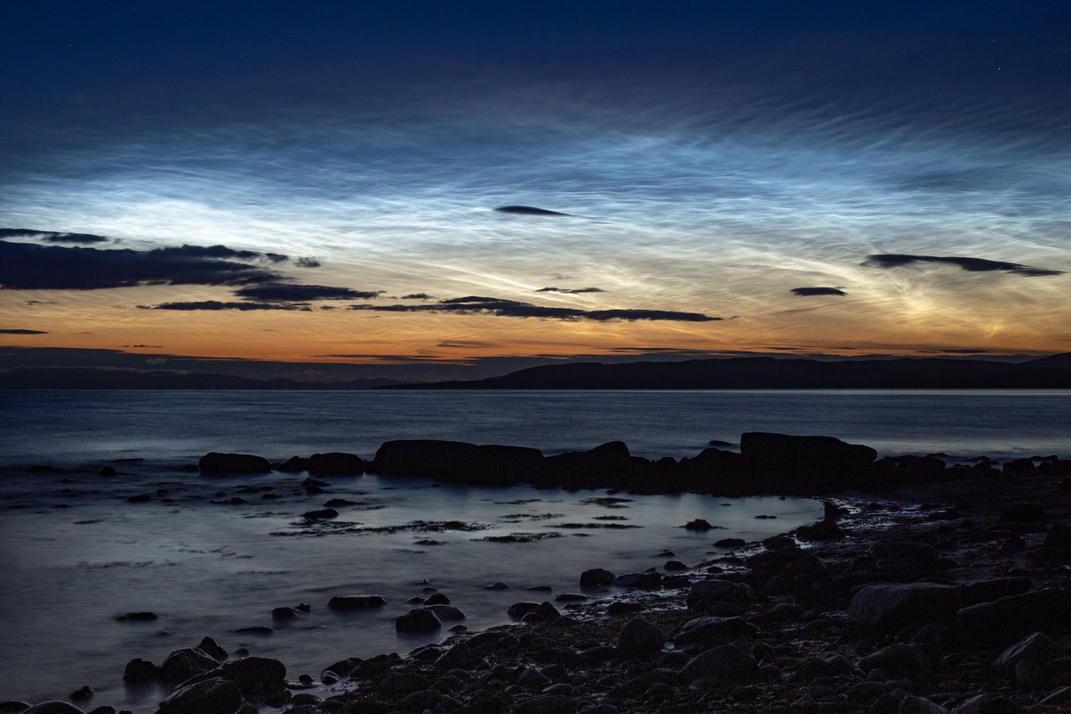 Bit more detail of Tuesday night's #noctilucentclouds over the mouth of West Loch Tarbert. Sharp bands, bright knots and swirls, and a hint of a red top. Fifty mile high works of art 💙 #stormhour