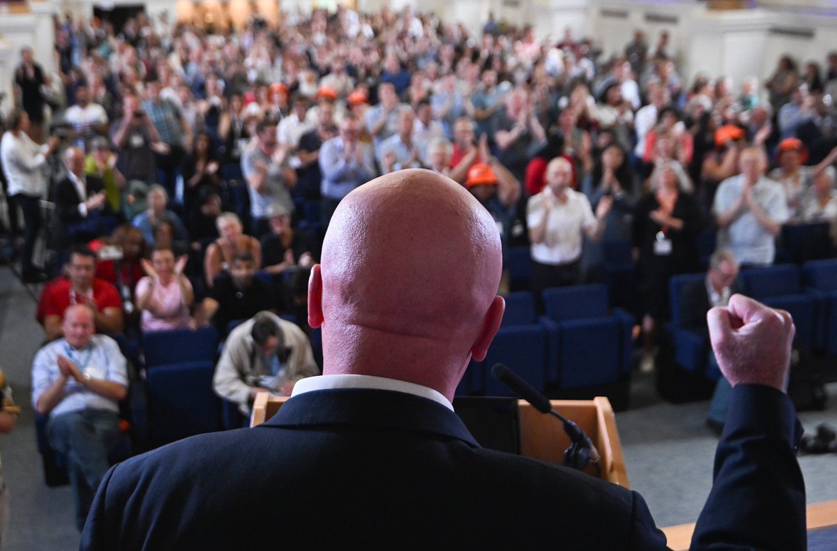 eddiemulh's tweet photo. There’s not many people you can recognise by the back of their head… this fella is one of them…
@TheBMA @RMTunion #micklynch #Doctorsstrike #drstrike #bmastrike #ConsultantsStrike #strike #photography #newsphotography https://t.co/Y3R0Fz0wl2