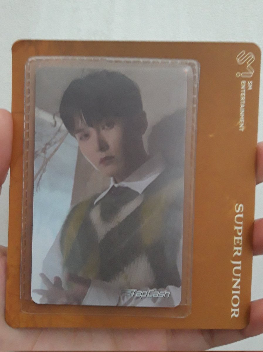 ryeosomniaish's tweet photo. This is the only time a photocard of Ryeowook is actually useful in this daily life of mine https://t.co/lZV77fxFMn