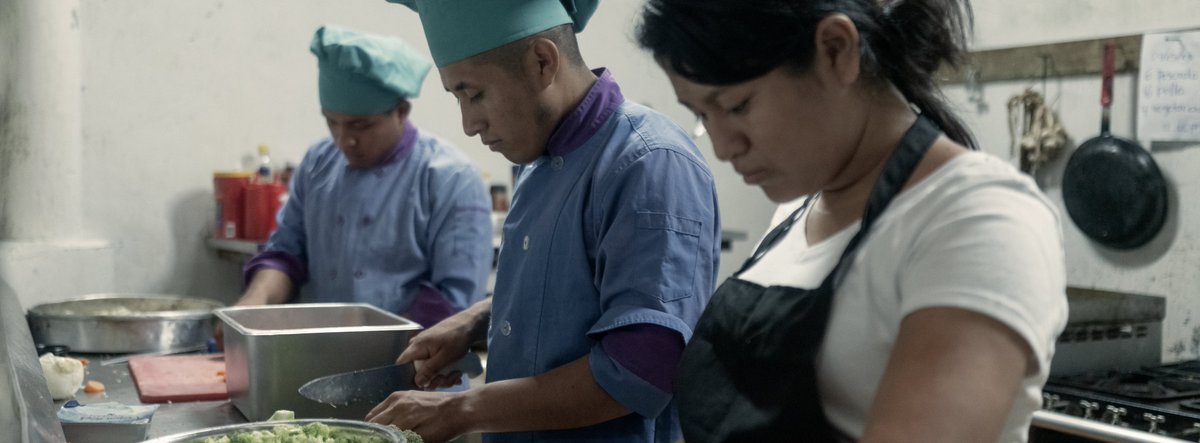 Indigenous youth in 📍Guatemala face numerous risks and challenges, forcing many to flee their homes and make dangerous journeys.

<a href="/TheCurrentCBC/">The Current on CBC Radio</a>'s <a href="/LizHoath/">Liz Hoath</a> joined @ACNURamericas to visit a special school trying to change that.

🎧 Listen here: bit.ly/46YEi6b