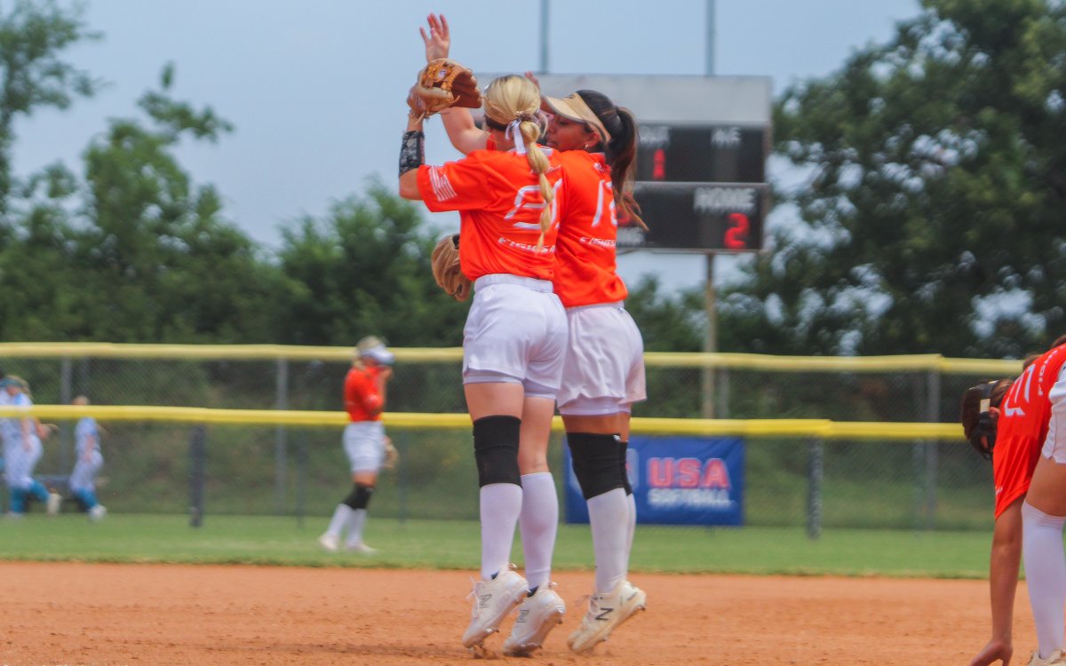 𝗥𝗶𝘀𝗶𝗻𝗴 🆙 through bracket play on #WorldJumpDay!

#USASoftball | #GOLDNationals 🏆