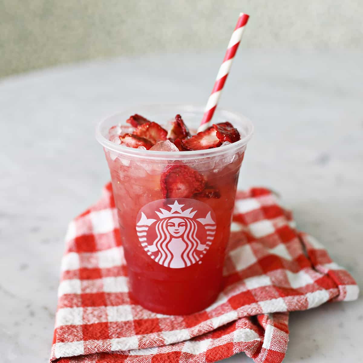 Strawberry Acai Refresher
abeautifulmess.com/strawberry-aca…
