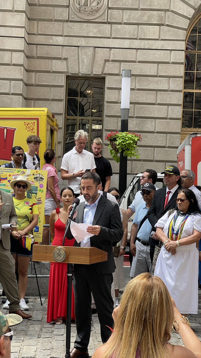 consuladohnny's tweet photo. Nuestra CG acompañó al
Consulado de Colombia en Nueva York en la ceremonia de izamiento de bandera en ocasión del 213 Aniversario de su Independencia, y felicita a la comunidad colombiana en la celebración de su
Fiesta Nacional. @CancilleriaHN @consuladohnny https://t.co/ruZm2mPUu6