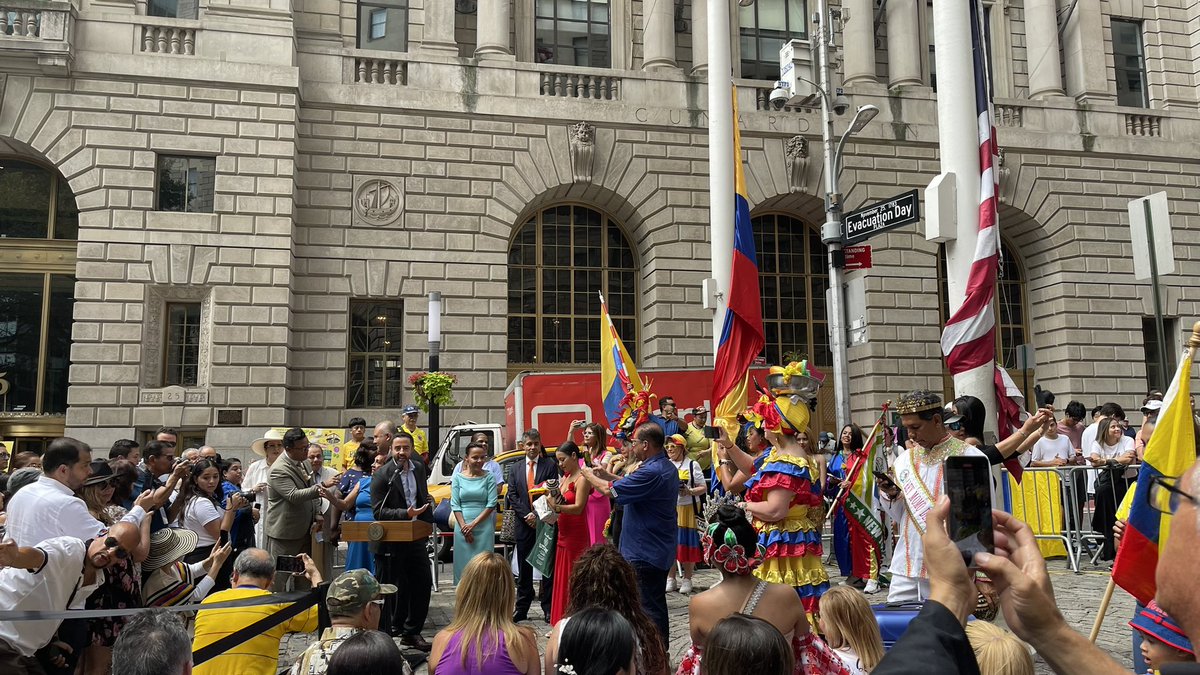 consuladohnny's tweet photo. Nuestra CG acompañó al
Consulado de Colombia en Nueva York en la ceremonia de izamiento de bandera en ocasión del 213 Aniversario de su Independencia, y felicita a la comunidad colombiana en la celebración de su
Fiesta Nacional. @CancilleriaHN @consuladohnny https://t.co/ruZm2mPUu6