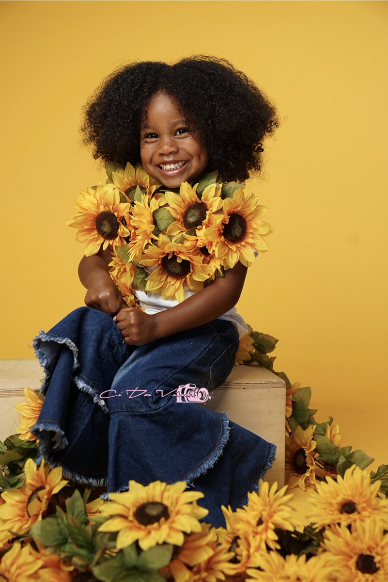eeniotna_'s tweet photo. Somebody book my daughter 😍🌻 https://t.co/eocoDuVlhm