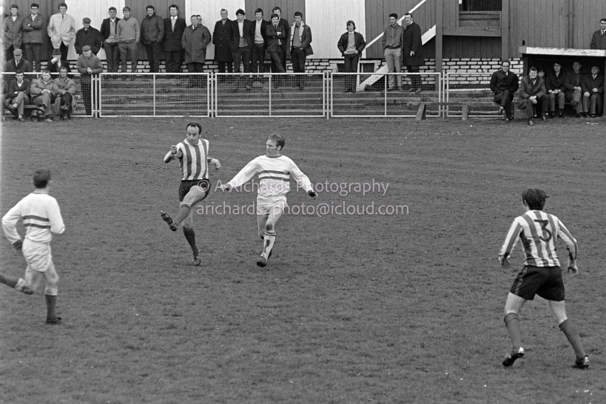 Essex_Welsh_Ref's tweet photo. Retro Carmarthenshire League cup semi final action from the archives...

Llanelli Steel AFC vs Pengelli United AFC played on 02/05/70.

Set 1

@PengelliUnited @Pengellisas https://t.co/cyMLOdMH3P