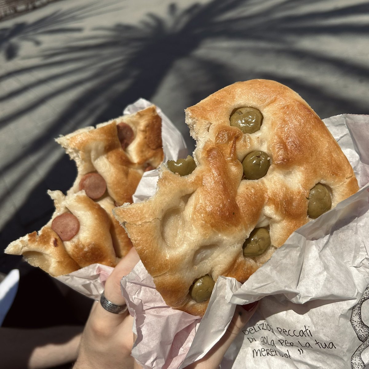 luciagiIca's tweet photo. voglia di focaccia genovese 😭 https://t.co/DLAcXMkq8q