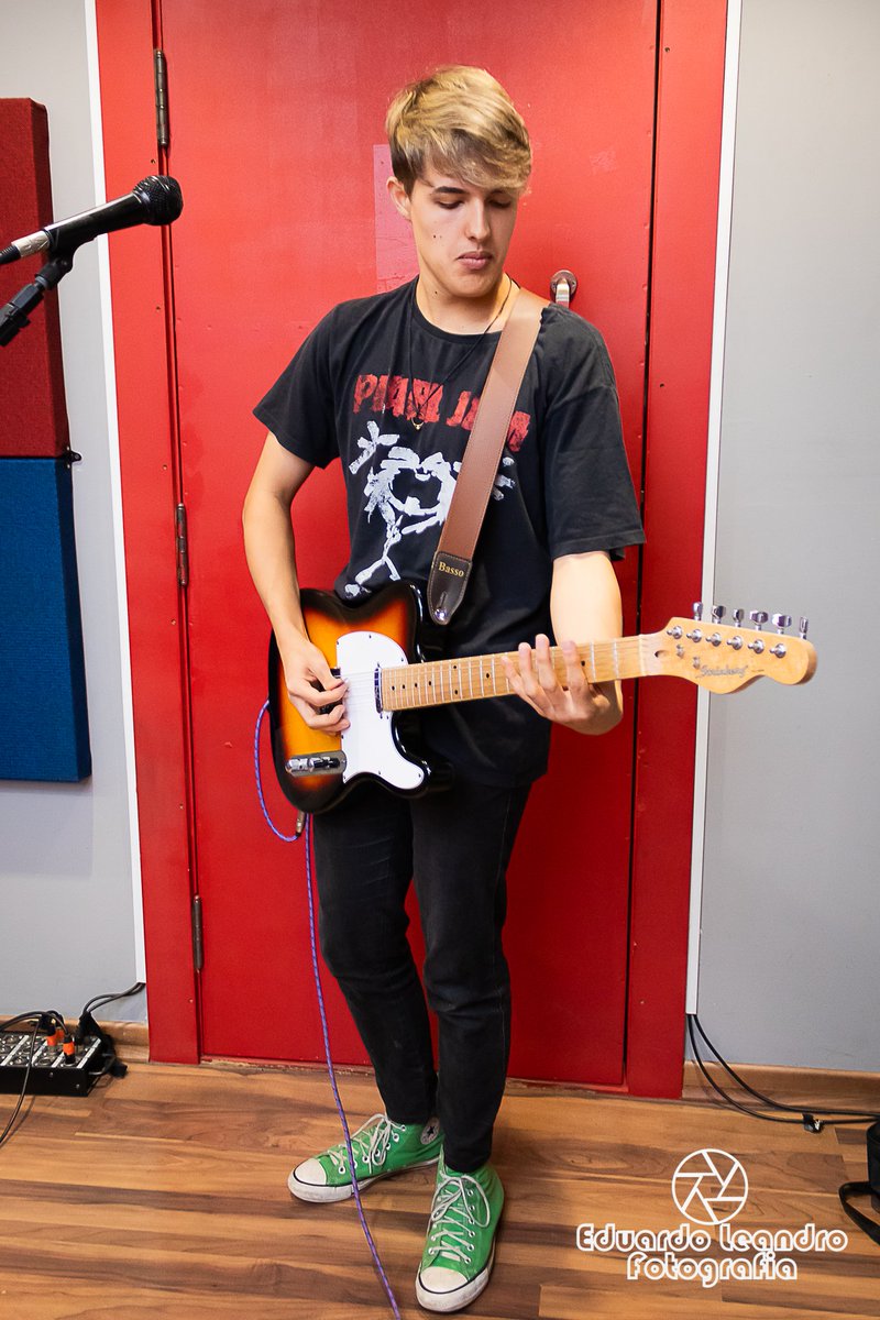 Eduardo_Leandro's tweet image. Banda Outbox - Ensaio
.
Fora da Caixa
.
Guitarra: Raphael
.
#bandaoutbox #banda #grunge #grungebh #fotodebanda #bandabh #pubbh #estudiobh #estudioamplitude #guitarra