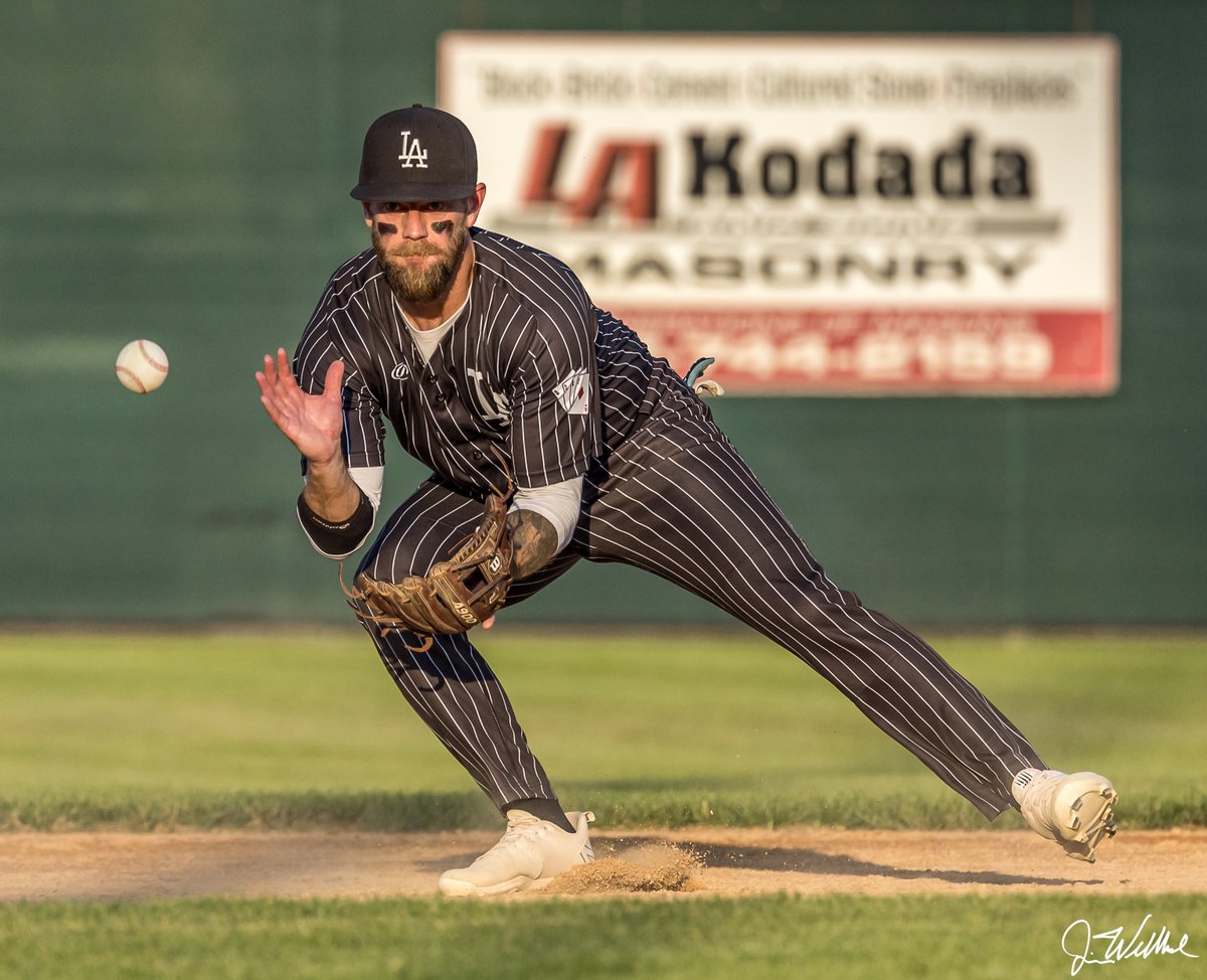 JamesDWellbrock's tweet photo. Photos from the Norwood - Lonsdale game last night, part of the Fox9 Town Ball Tour.  Aces Win!  What a great atmosphere! @LonsdaleAces @FOX9 @Fox9Sports @lorifox9 
 
https://t.co/AdtnrHW3p6 https://t.co/XE6RIoR9An