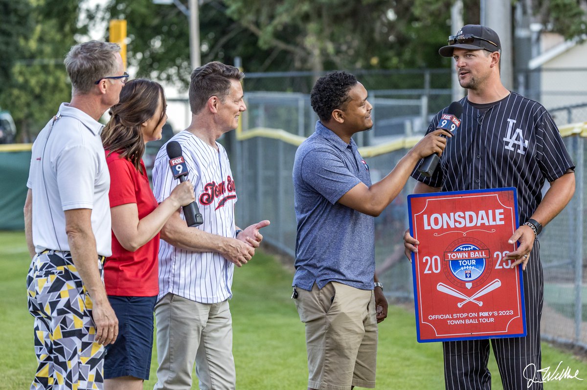 JamesDWellbrock's tweet photo. Photos from the Norwood - Lonsdale game last night, part of the Fox9 Town Ball Tour.  Aces Win!  What a great atmosphere! @LonsdaleAces @FOX9 @Fox9Sports @lorifox9 
 
https://t.co/AdtnrHW3p6 https://t.co/XE6RIoR9An