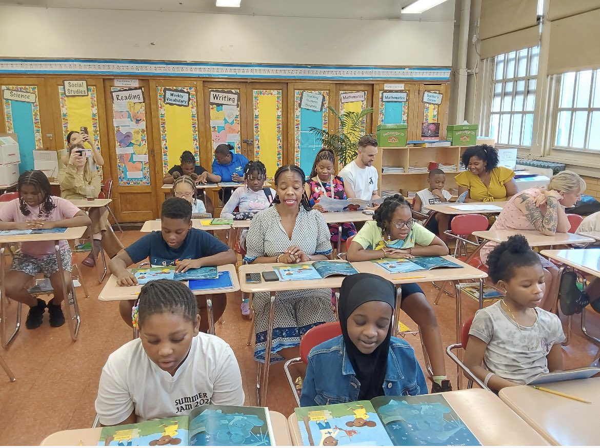 SheneanL's tweet photo. Every student has the right to be great readers. We kicked off NYC Reads at PS 191 along with @RitaJosephNYC & @pamallyn author of our Summer Rising curriculum. We engaged in exciting Read Alouds across the building. #Werisebyliftingothers #GreatthingsCSD17 https://t.co/AHIT52s2lF