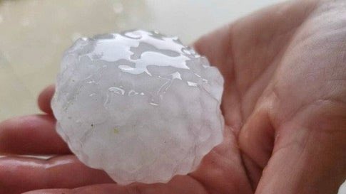 RT @Hopesprings9103: Massive Hail Injures Over 100

From The Weather Channel iPhone Appv https://t.co/M03cZppALJ https://t.co/H0A42Z8I7v