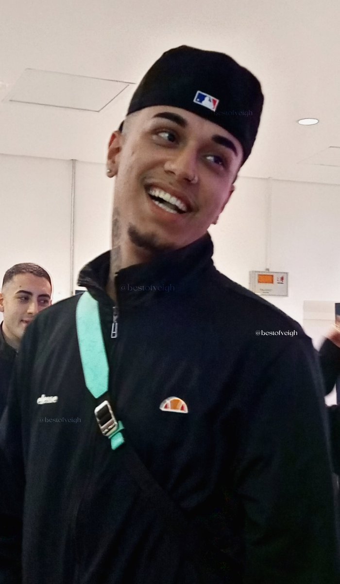 bestofveigh's tweet photo. De ontem no aeroporto. 🖤 https://t.co/Yvgyrf3uBw