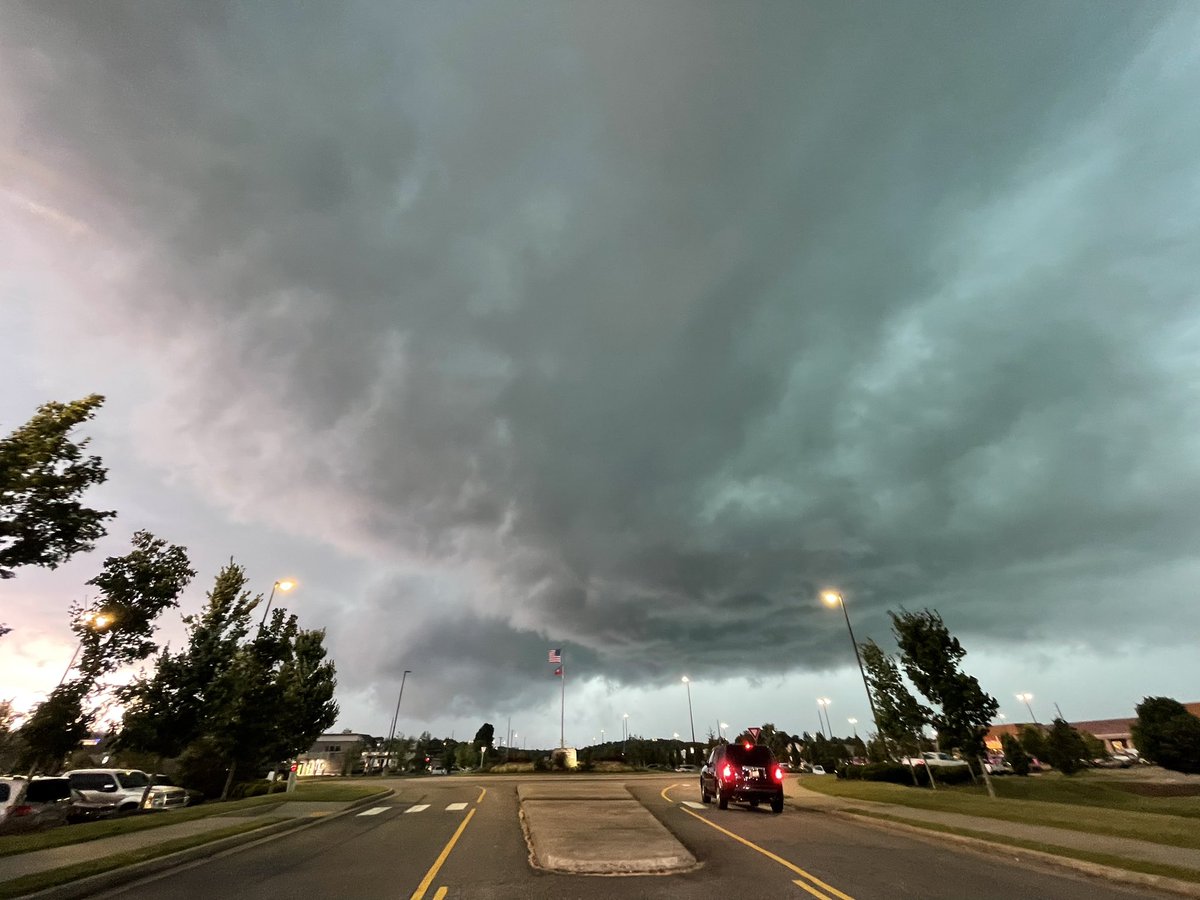 Austin_Huff59's tweet image. Impromptu chase on my way home lead to some cool storm photos! Observed gusty winds, pea sized hail, and frequent CTG lightning near the outlets on HWY 400 @NWSAtlanta @BradNitzWSB #gawx