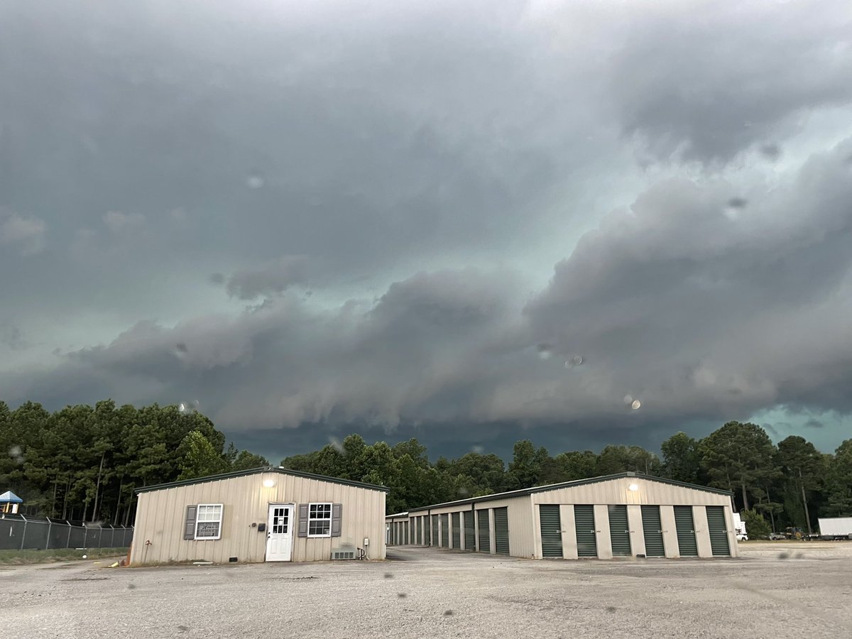 Austin_Huff59's tweet image. Impromptu chase on my way home lead to some cool storm photos! Observed gusty winds, pea sized hail, and frequent CTG lightning near the outlets on HWY 400 @NWSAtlanta @BradNitzWSB #gawx