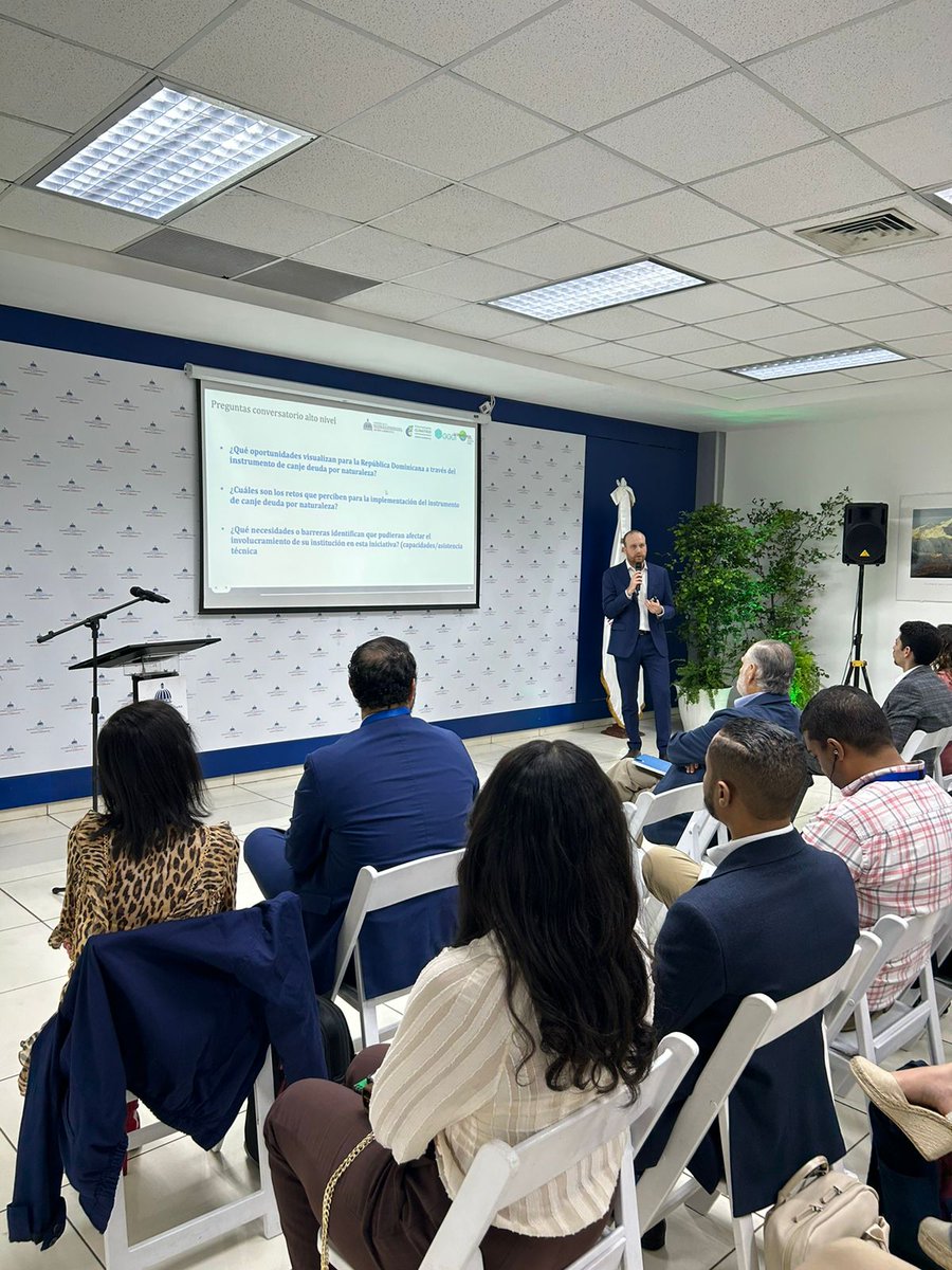 Con el liderazgo de <a href="/ambienterd/">Ministerio de Medio Ambiente RD</a> y la colaboración de <a href="/USAID/">USAID</a> hemos capacitado 25 funcionarios técnicos del #gobiernodominicano sobre el canje de deuda por naturaleza 🌿🏛️. Este esfuerzo permite generar una visión de los beneficios y oportunidades sobre este innovador mecanismo 🇩🇴.