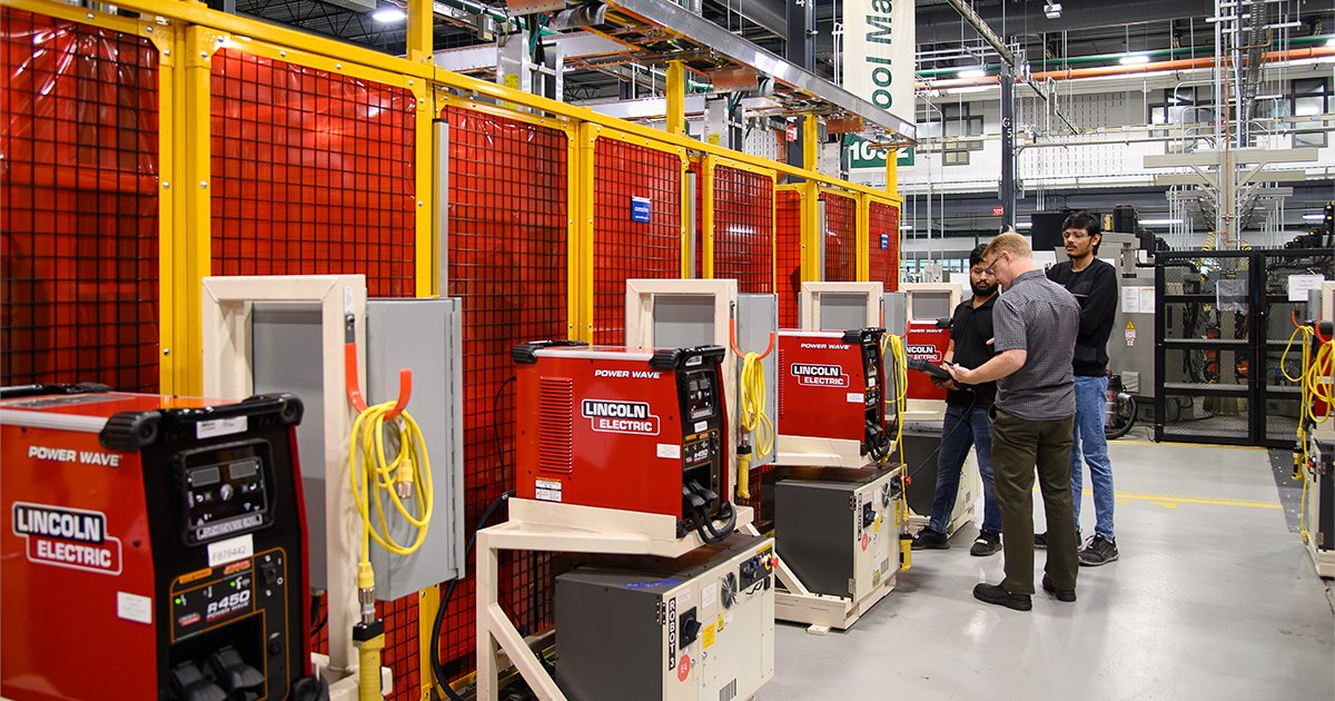 Centerline_Ltd's tweet photo. @StClairCollege has taken an extraordinary leap forward in its robotics classrooms with installation of modern student robotic cells. As a supplier of automation equipment, #CenterLine appreciates having been given the opportunity to contribute to this project. @LincolnElectric https://t.co/UDXmthlt7E