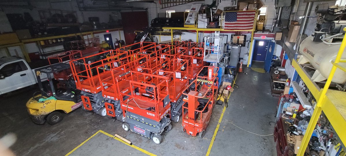 BlakleyTree's tweet image. It&apos;s 5pm. Do you know where your next scissor lift rental is??