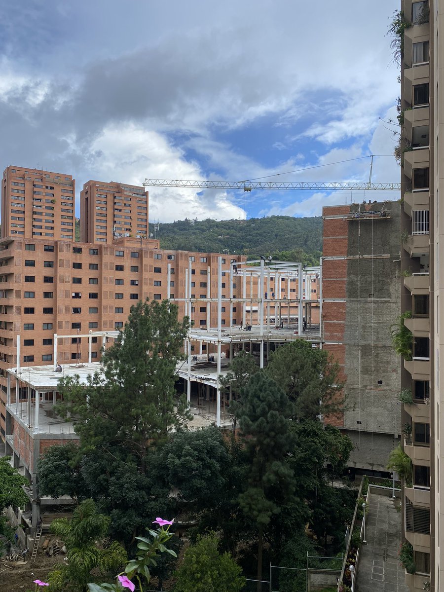 CarreroMiguel's tweet image. Ya que Traki no dejaron que subiera los pisos ahora crece es hacia los lados #enchufatecontraki #elhatillo #elhatilloposible