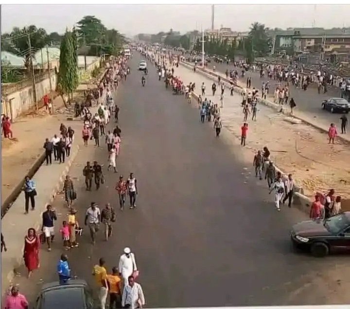 HarmlessHQ's tweet photo. Obidients go really see shege. I warned them about their political choices but they ignored me.

See them trekking like lost sheep.

I took the pictures when I was flying to work in our APC customized Jet. 

We warned them! https://t.co/bO1qvq5BsP