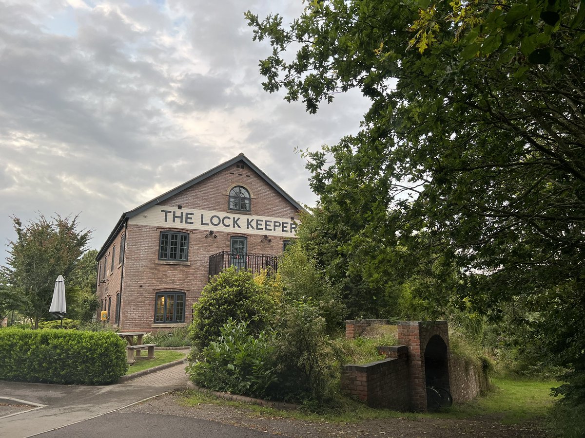 MarkMooseOwen's tweet image. A B!G thanks to the wonderful team at @Lock_Keepers - fab food, great service, buzzing atmosphere &amp;amp; fantastic to see my old friend &amp;amp; fellow ex-chair of FSB back on his feet again #celebration CHEERS 🥂 
@FSBGlosandWoE @BlueMeanie10 @PunchlineGlos @moosepr @EamonnMcGurk