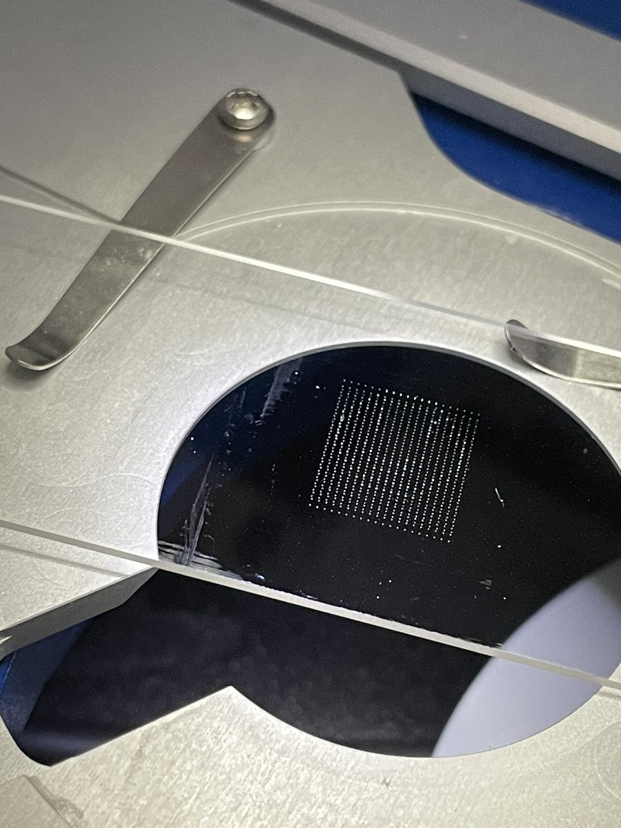 ℹ️ Installation and training on our new machine : the scienion Flexarrayer !!
🎯 Our objectives : to reach a high density of reproducible miniaturized spots on chips !
😀To start with, here are the first pattern features realized in Nano2BIO team, UMR 6174 CNRS !!