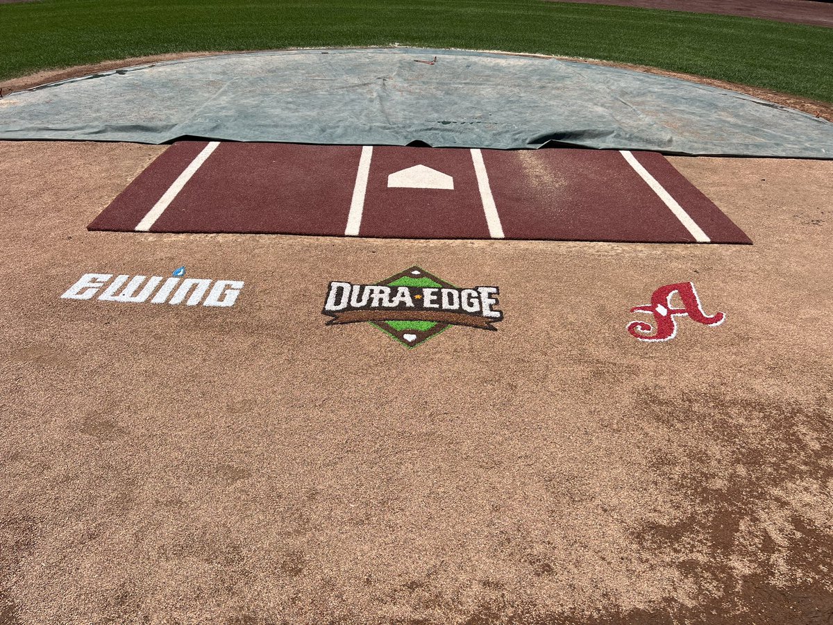 Big thanks to <a href="/ewingsportsturf/">Ewing Sports Fields</a> for having us out for field day <a href="/Aces/">Reno Aces</a>. @ Twitter less Max killed the logos for us!  <a href="/leahlou2/">Leah Withrow</a> and crew have an amazing facility as always! <a href="/DuraEdge/">DuraEdge Products</a> <a href="/Homefield_/">Homefield</a> <a href="/BarbutoSPFields/">Jim Barbuto</a>