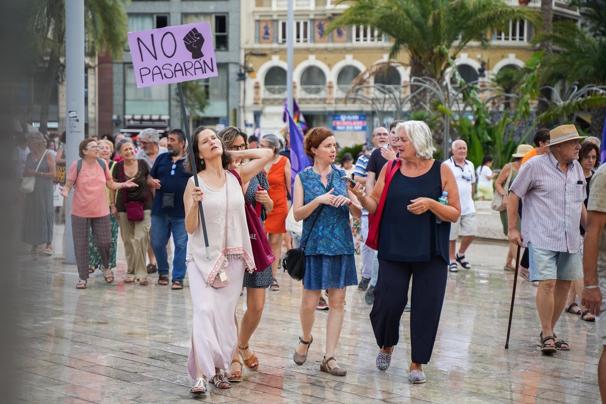 europapress's tweet image. 📷 Miles de personas salen a las calles de Valencia para exigir que "no se de ni un paso atrás" frente a la extrema derecha y animar a la ciudadanía a que salga a votar el 23 de julio bit.ly/43z6SYU