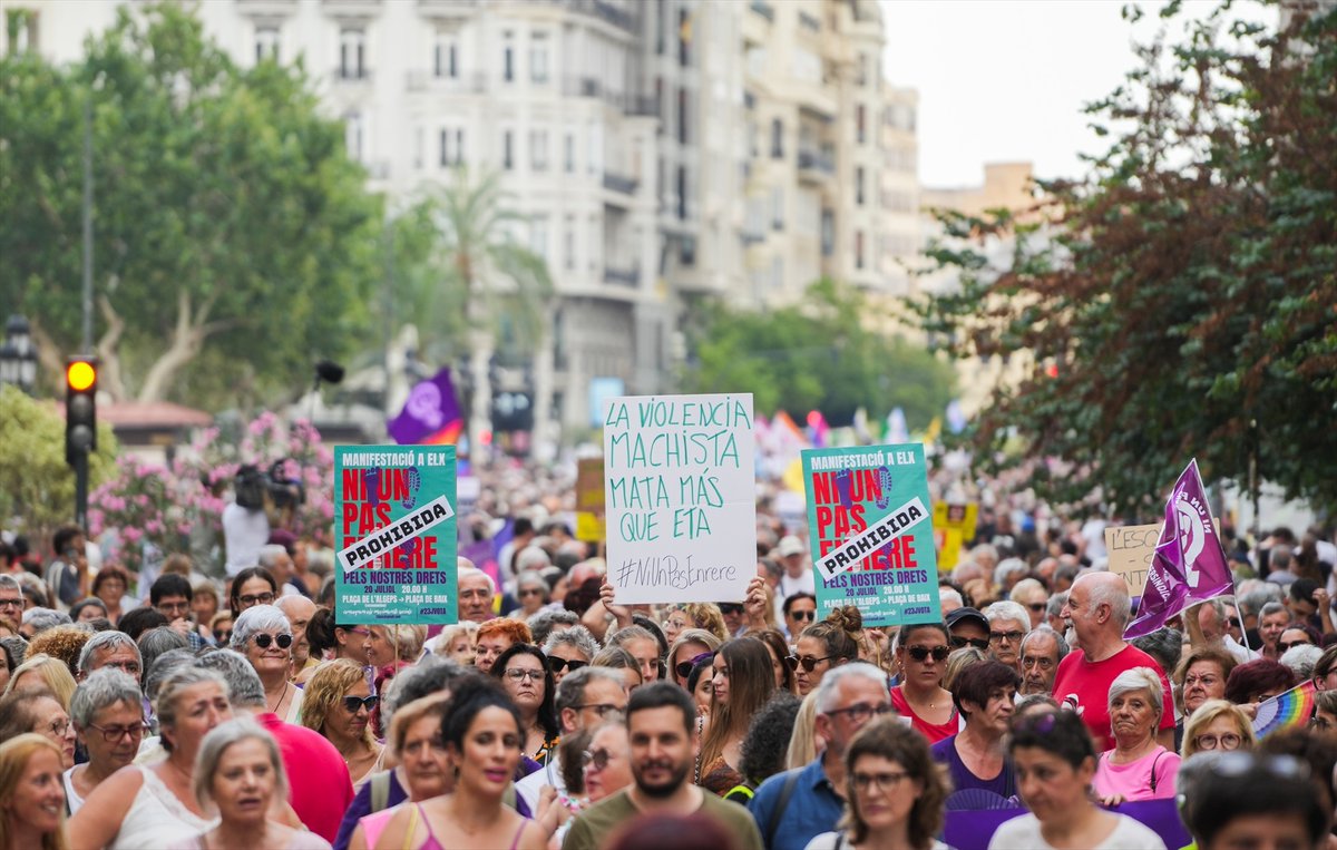 europapress's tweet image. 📷 Miles de personas salen a las calles de Valencia para exigir que "no se de ni un paso atrás" frente a la extrema derecha y animar a la ciudadanía a que salga a votar el 23 de julio bit.ly/43z6SYU