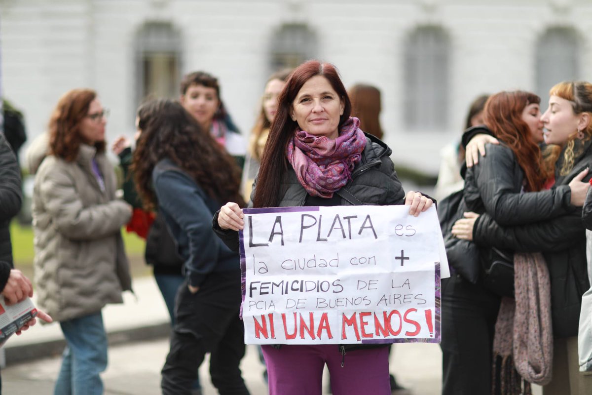 LuanaSimioni's tweet photo. #LaPlata fue en 2022 la ciudad con más femicidios de la PBA. Pero hay 1 sola casa refugio para mujeres víctimas de violencia
Hoy frente al Municipio, nos convocamos porque queremos la implementación de un plan integral de emergencia, con refugios, subsidios y todos los recursos. https://t.co/mQBDLjzQHh