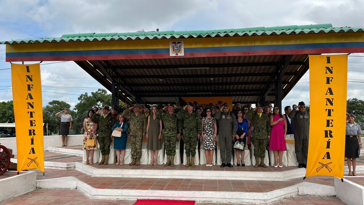 #Guayas 

Con la participación del Grad. Nelson Proaño, jefe del CC.FF.AA. se realizó la ceremonia militar de cambio de mando de la II D.E "Libertad", entre los señores generales de brigada Amilcar Alvear y Kléber Guaytarilla, comandante saliente y entrante respectivamente.