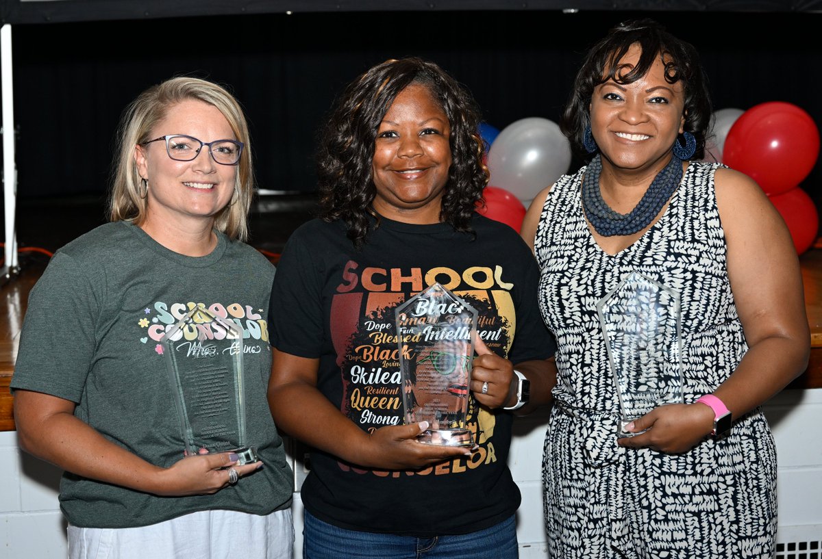 🎉 Congratulations to the Jefferson County Association of School Administrators (JCASA) Outstanding School Counselors of the Year! 🌟 Elementary: LaVonya Jones (@WhitneyYoungES) 🌟 Middle: Dana Goins (@WMSFA) 🌟 High: Tinika Campbell (@LouisvilleCHS) #WeAreJCPS