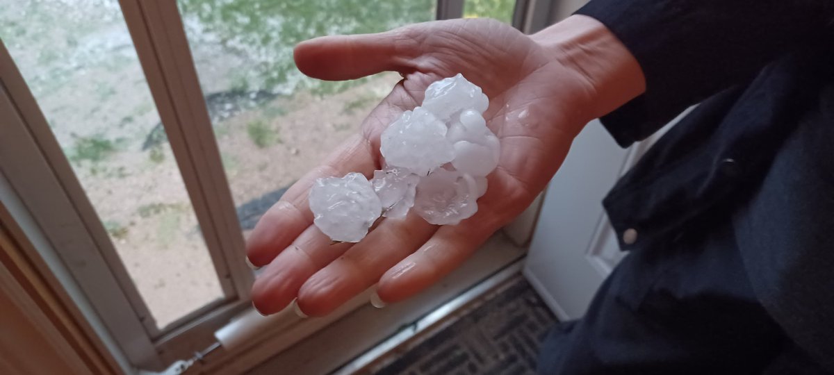 Darius_Defiant's tweet photo. #onstorm ridiculous amounts of hail - nearly pingpong sized, never seen it this big before, #ldont (just posting again with tags) https://t.co/rDEcaaxFY6