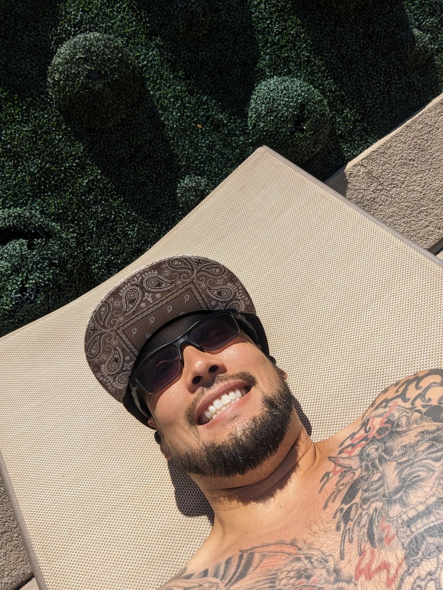 Squeak2417's tweet photo. When you have the pool to yourself. Actually taken a real break and just soaking up some so cal sun. #slowdown #relax @merxtdk tatted me #ripuncle https://t.co/MNx3sbMFM6